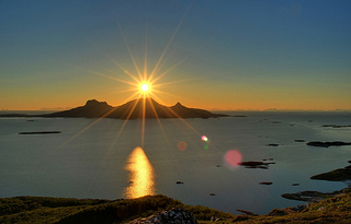 Die Mitternachtssonne in Norwegen über der Insel 'Landegode' 